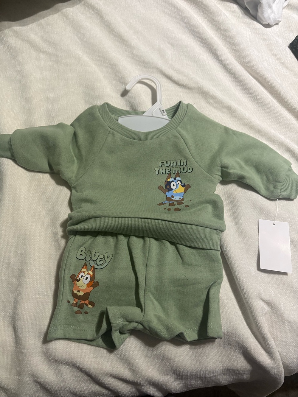 Bluey NWT  Green Two-Piece Set with Playful Mud Print NB
